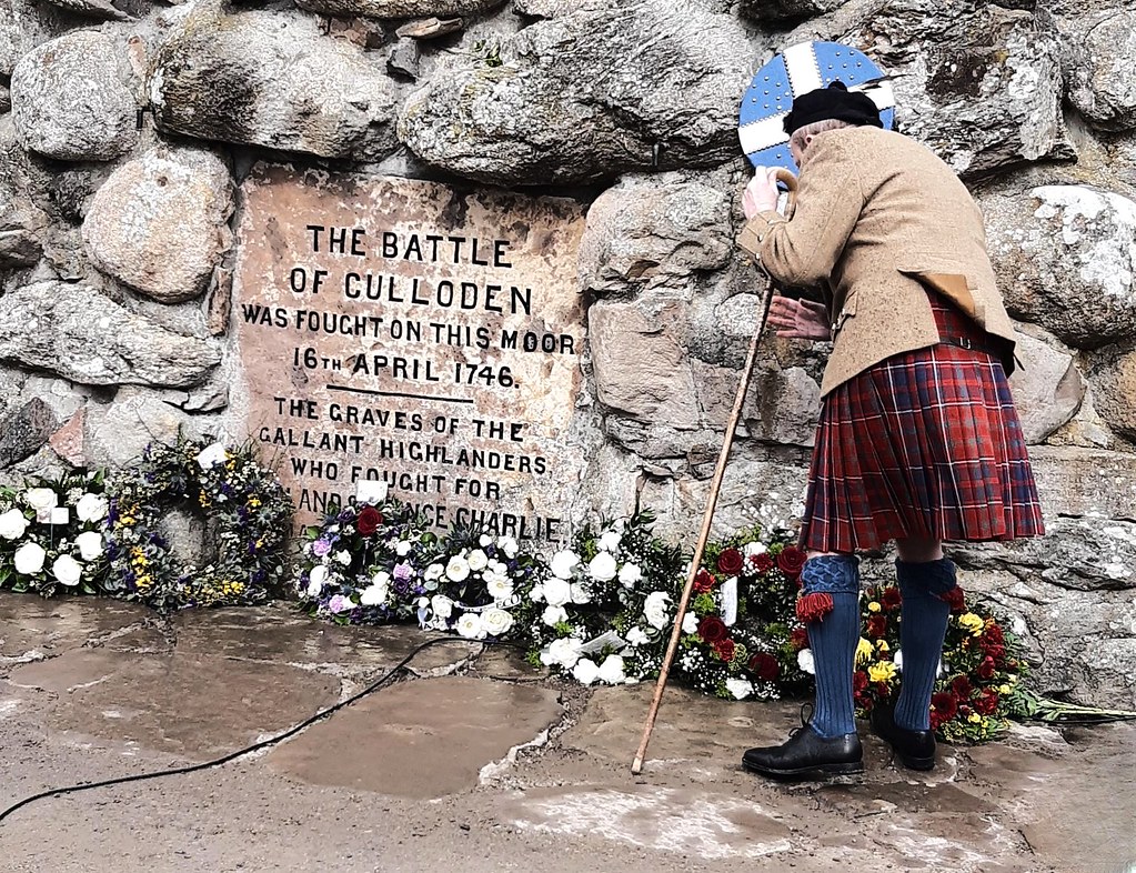 İskoçya Culloden Savaşı Anıtında Geleneksel Kıyafetli Ziyaretçi