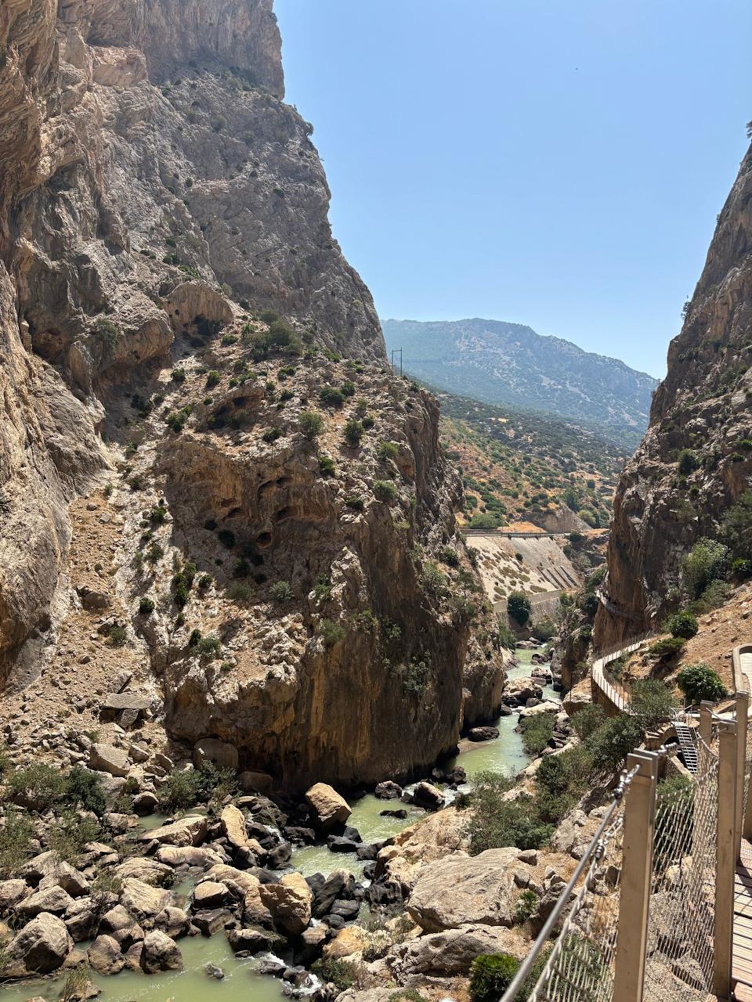 İspanya'daki Ünlü Kanyon Patikası: Uçurum Kenarında Yürüyüş ve Vadi Manzarası