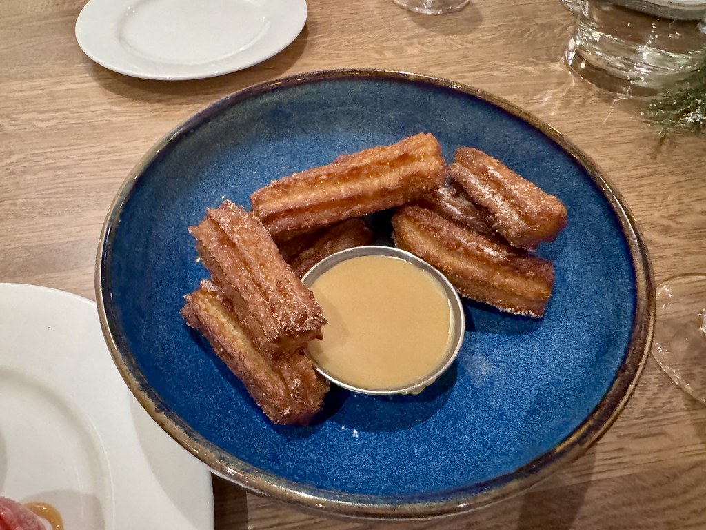 İspanyol Usulü Churros ve Karamel Sosuyla Mavi Tabakta Tatlı Keyfi