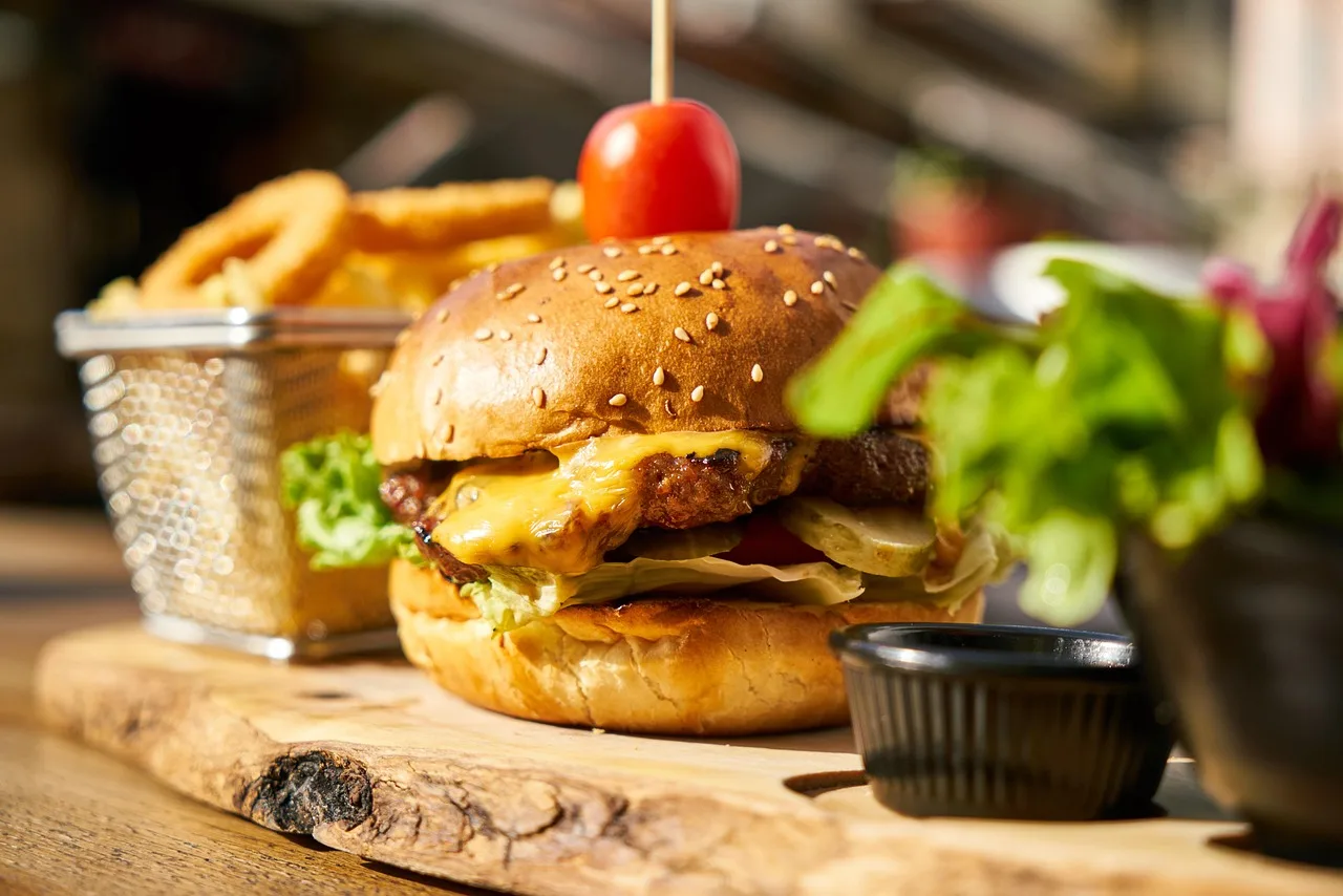 İştah açan klasik burger tabak fotoğrafı