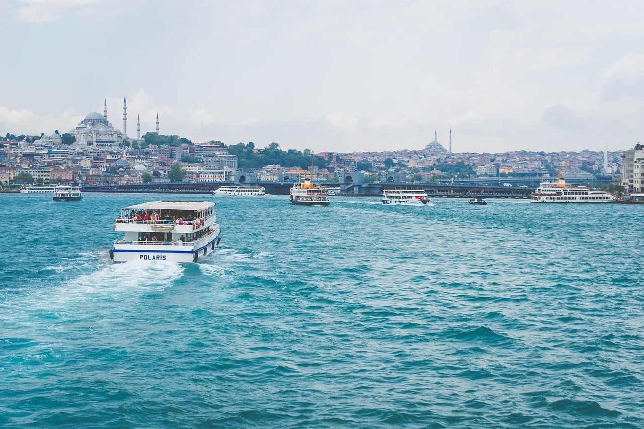 İstanbul Boğazı köprü manzaralı tarihi gemi fotoğrafı