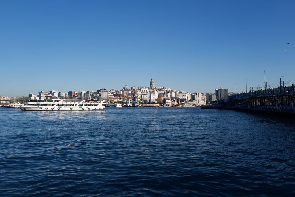 İstanbul Boğazı'nda Eminönü'nden Galata Kulesi ve Karaköy Sahili Manzarası