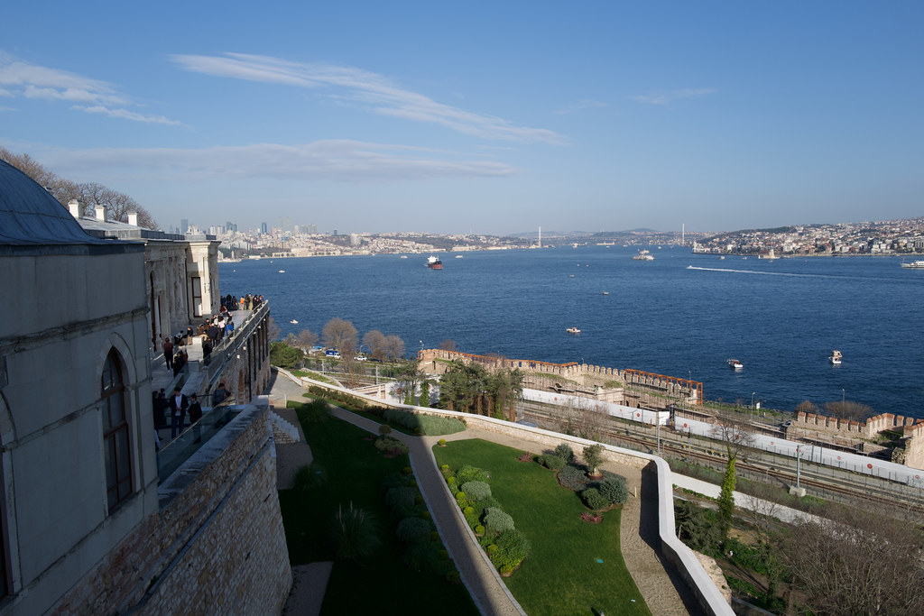 İstanbul Boğazı'nda Tarihi Saraydan Eşsiz Manzara: Mavi Sular ve Şehir Silueti