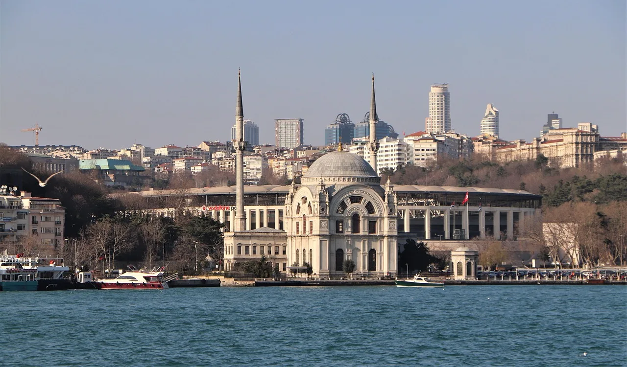 İstanbul deniz kenarı turistik gemi fotoğrafı