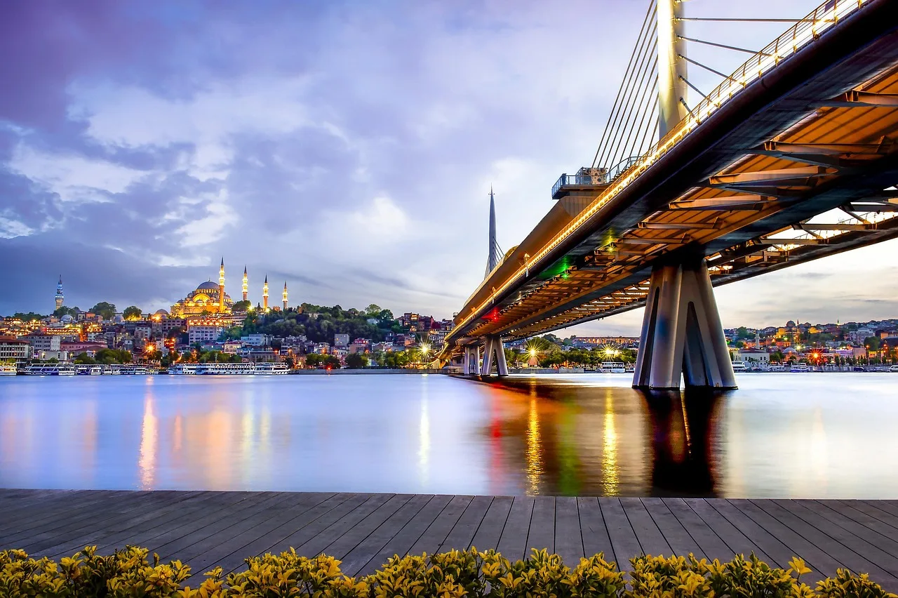 İstanbul köprüsü akşam yansımalı şehir manzarası