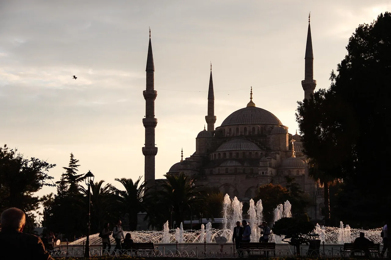 İstanbul Mavi Camii minareleri - tarihi ibadet yeri