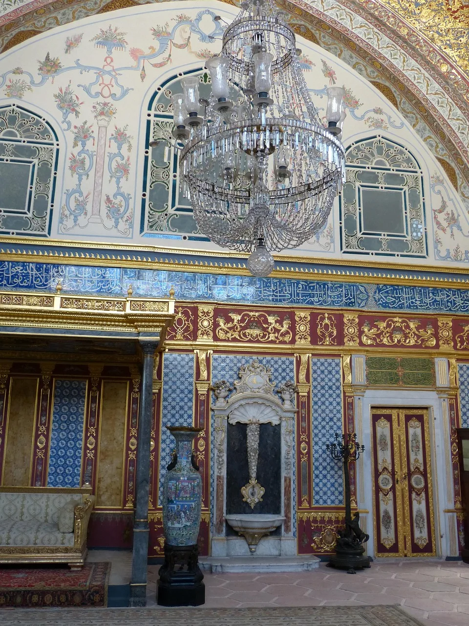 İstanbul Topkapı Sarayı duvarı ve çini detayı