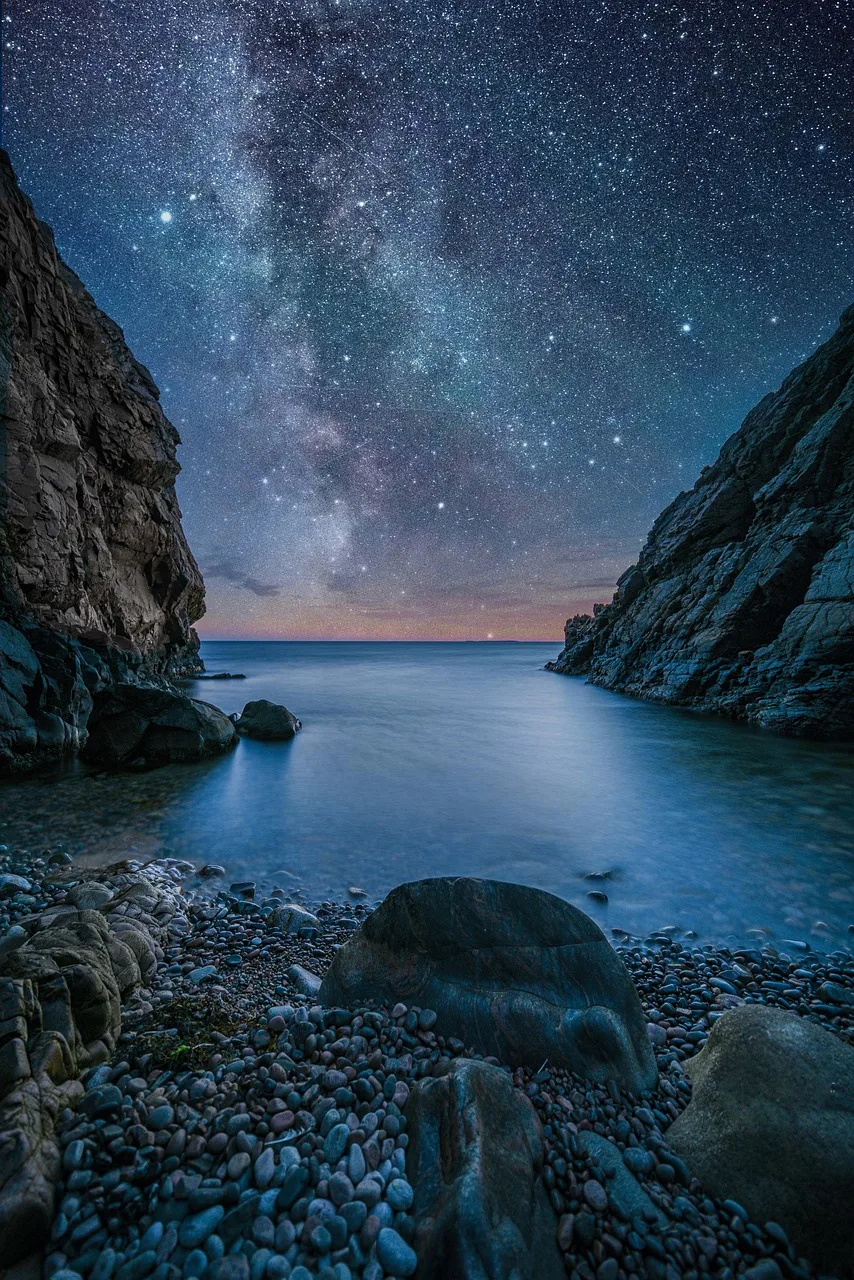 İsveç gece sahili yıldızlı gökyüzü