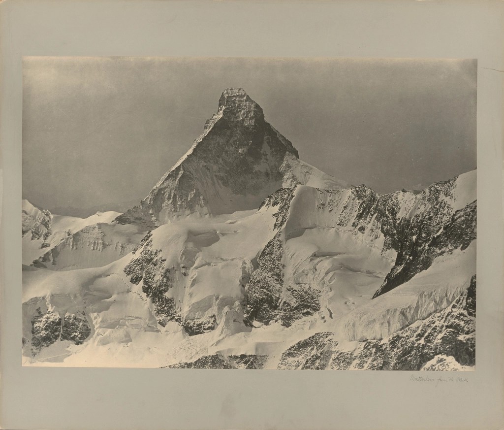 İsviçre Alplerinin İkonik Zirvesi Matterhorn'un Siyah Beyaz Doğa Fotoğrafı