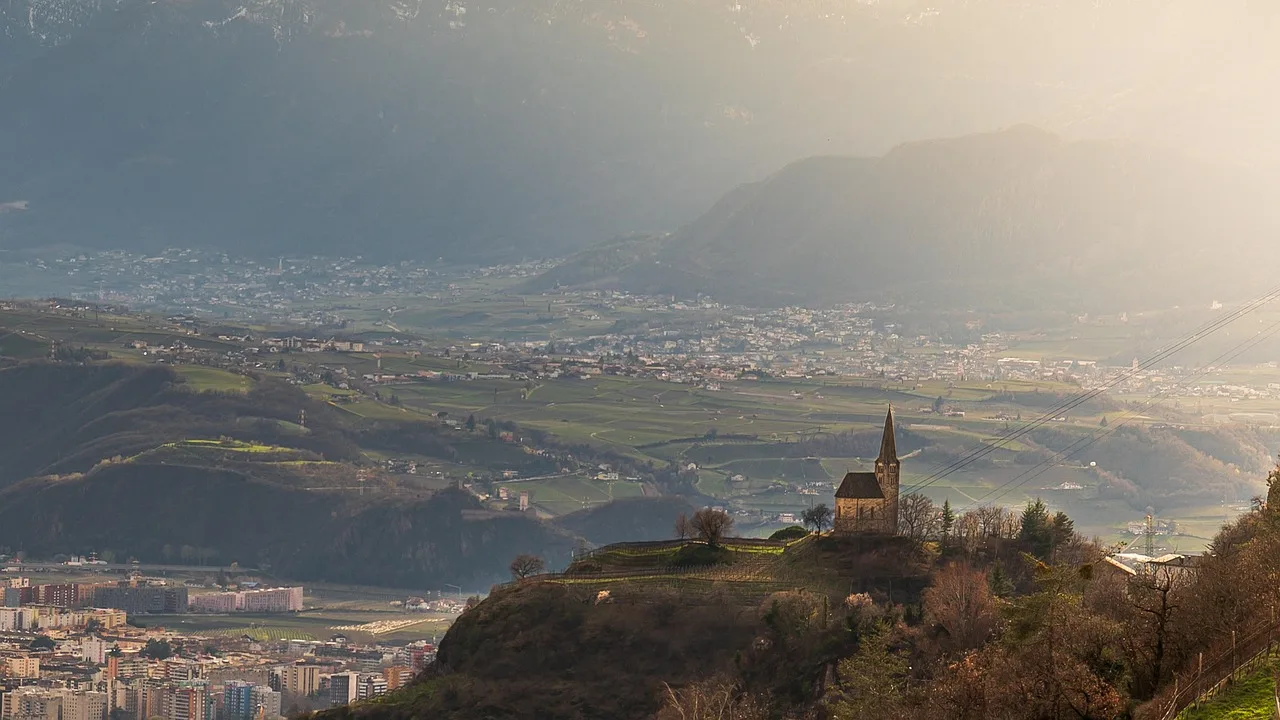 İtalya dağ evleri bağ bozumu günbatımı
