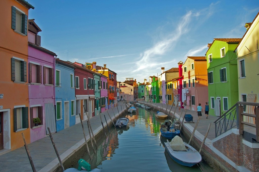 İtalya'nın Renkli Cenneti Burano Adasında Huzurlu Bir Kanal Manzarası