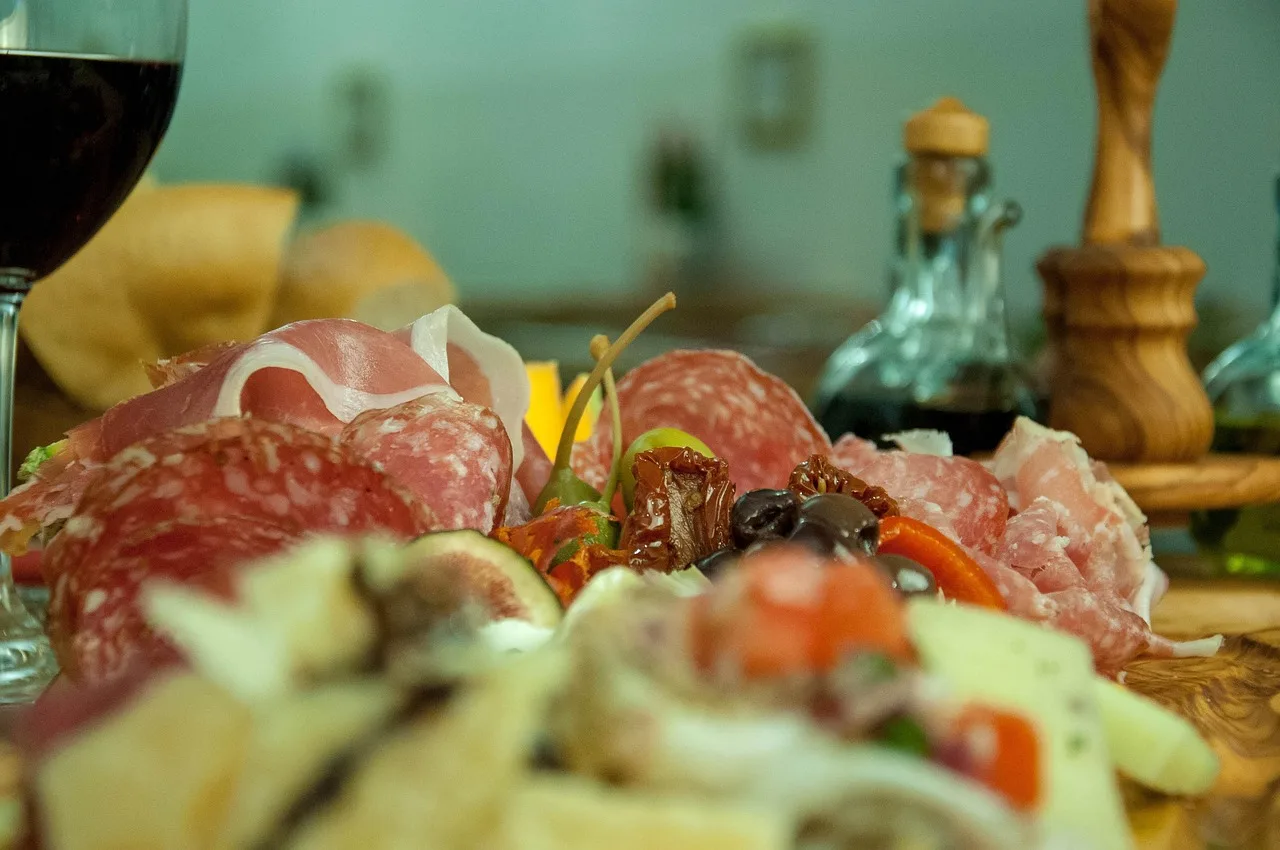 İtalyan antipasti tabakları - şarap ve zeytinyağı