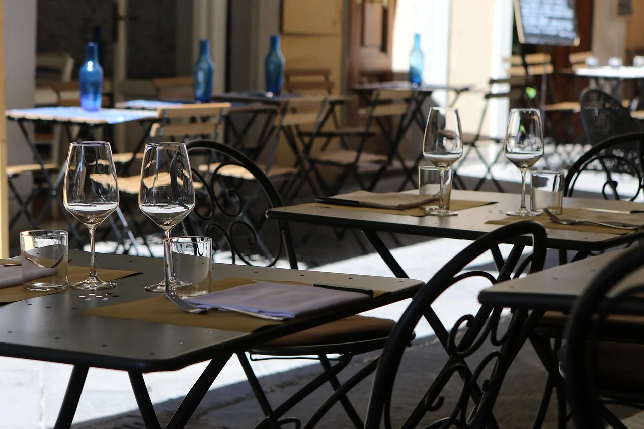 İtalyan bistro dış mekan oturma alanı