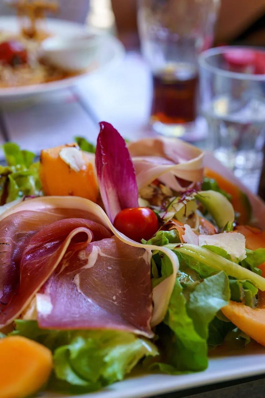 İtalyan tarzı jambonlu sebzeli salata - sağlıklı lezzet