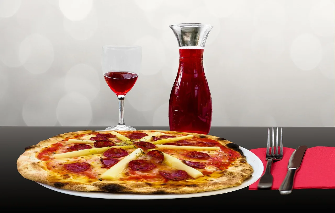 İtalyan tarzı pizza ve kırmızı şarap