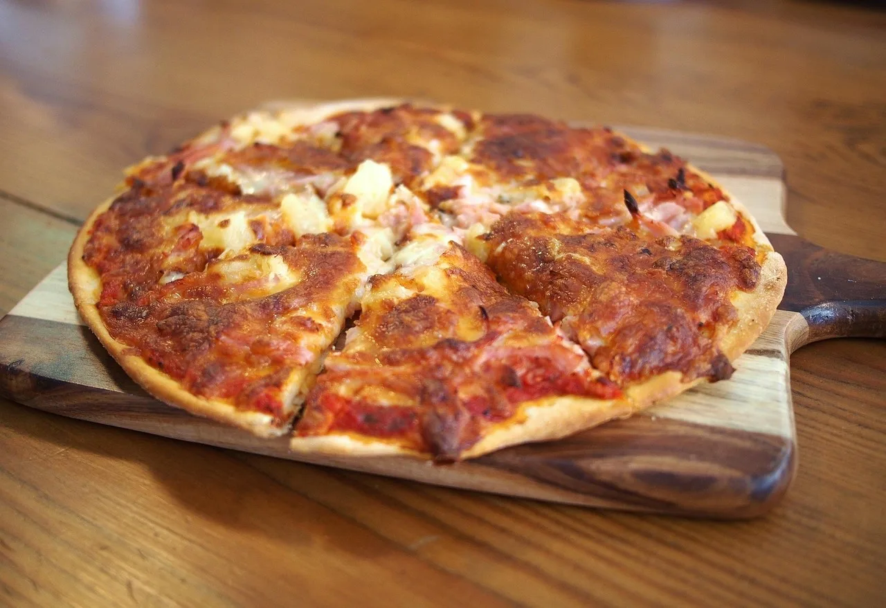 İtalyan usulü dilimlenmiş pizza - lezzetli öğle yemeği