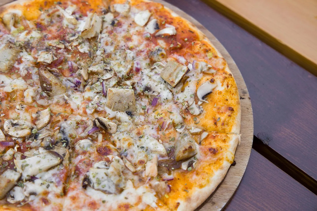 İtalyan usulü pizza dilimi - lezzetli atıştırmalık