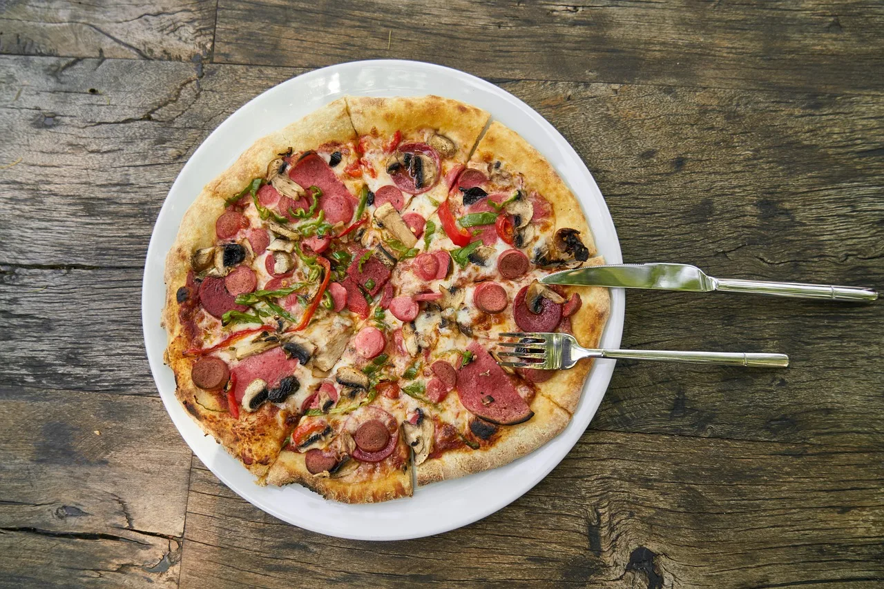 İtalyan usulü taze pizza fotoğrafı - restoran