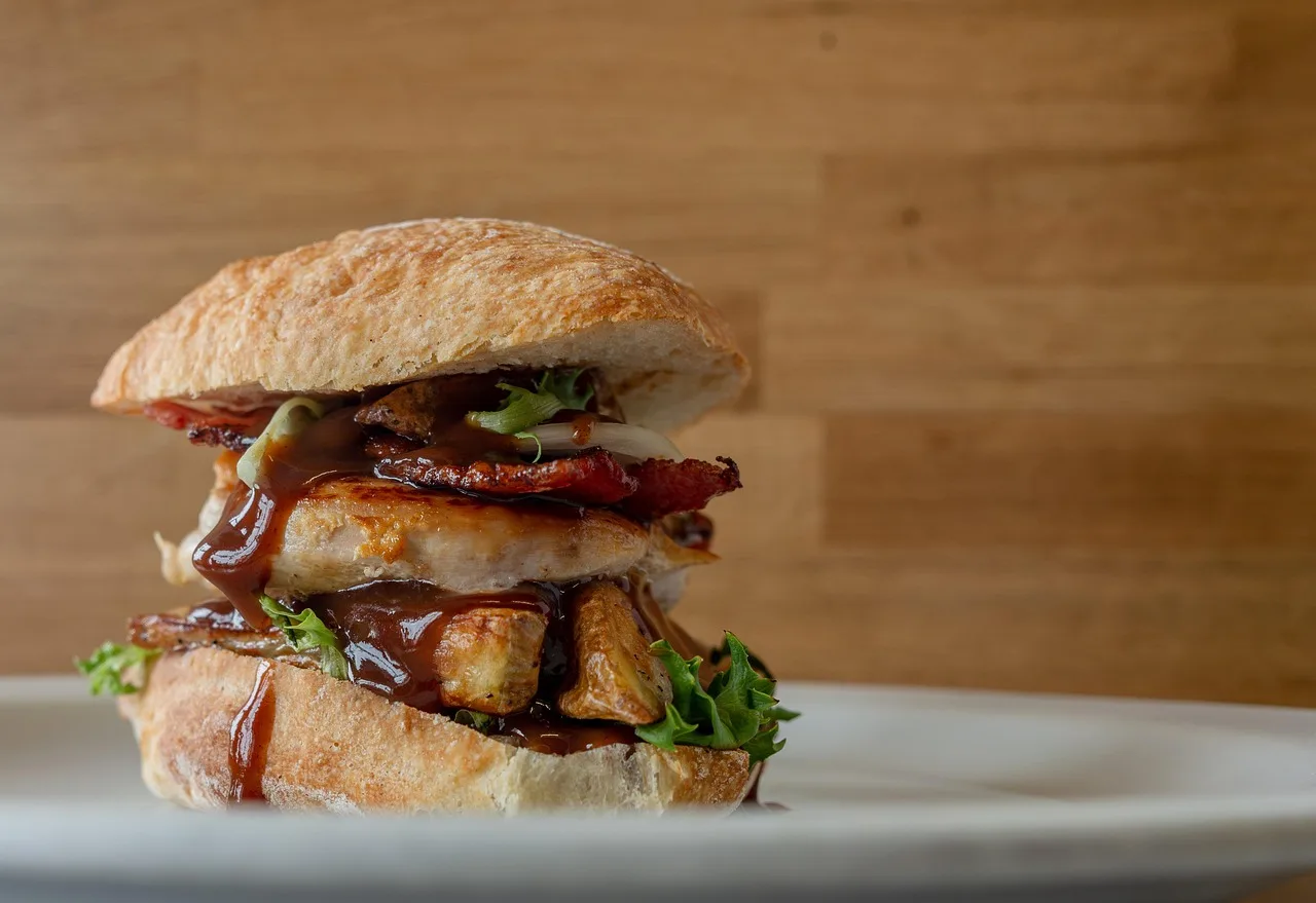 Izgara tavuklu hamburger sağlıklı öğle yemeği