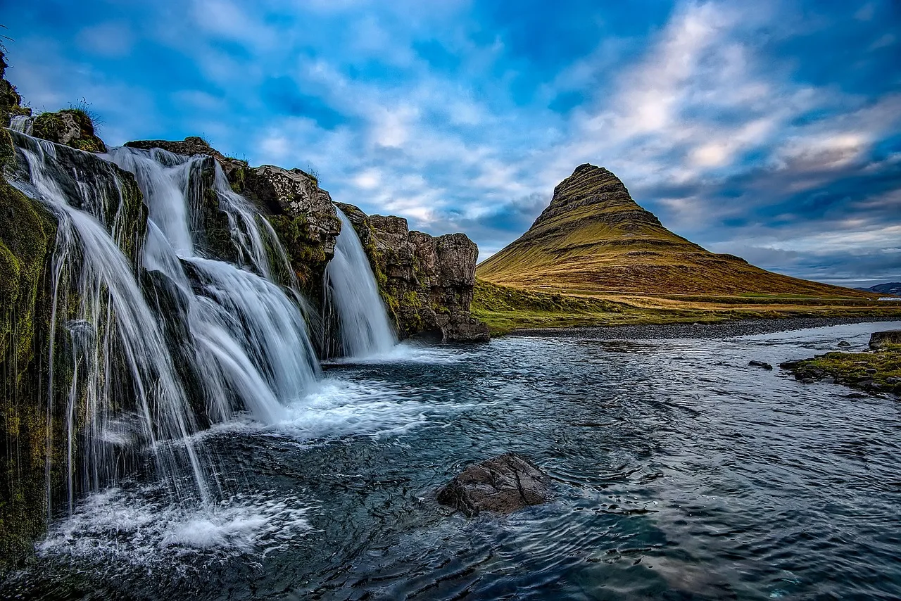 İzlanda Kirkjufell Dağı şelalesi - mavi doğa manzarası
