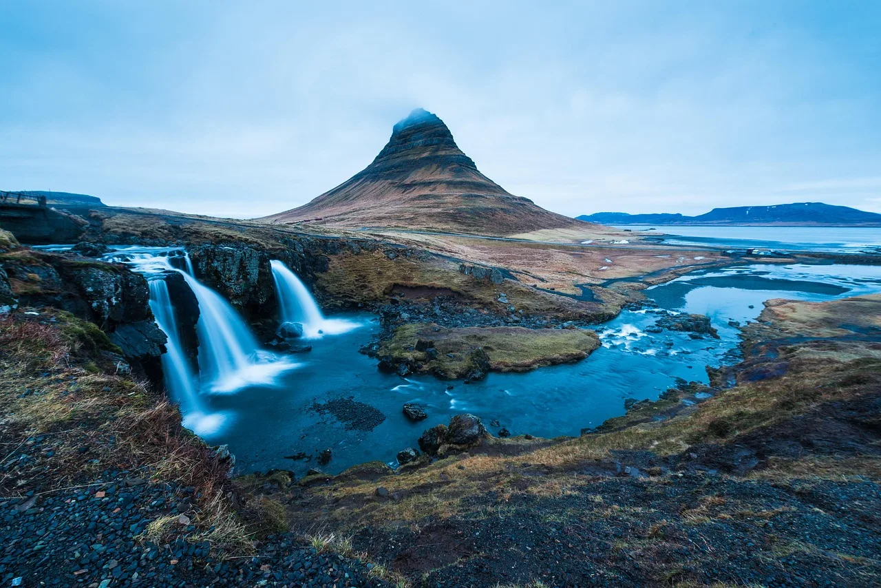 İzlanda Kirkjufell dağının şelale manzarası