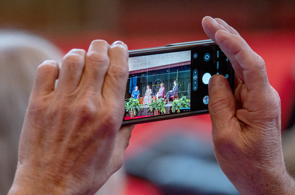 İzleyici Gözünden Tiyatro Sahnesi: Telefonla Canlı Performans Kaydı