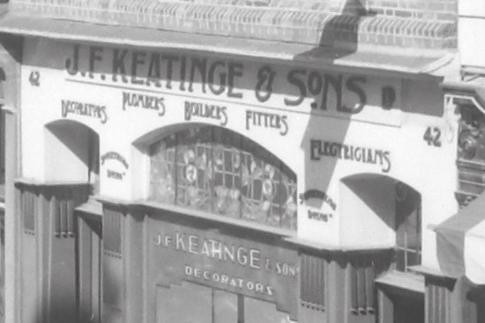 j.f. keatinge & sons tarihi dükkan cephesi ve siyah beyaz mimari detaylar