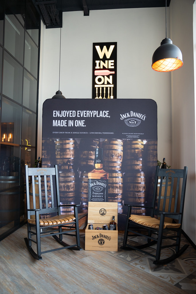 Jack Daniel's Temalı Şık Restoran Köşesi ve Vintage Mekan Dekoru