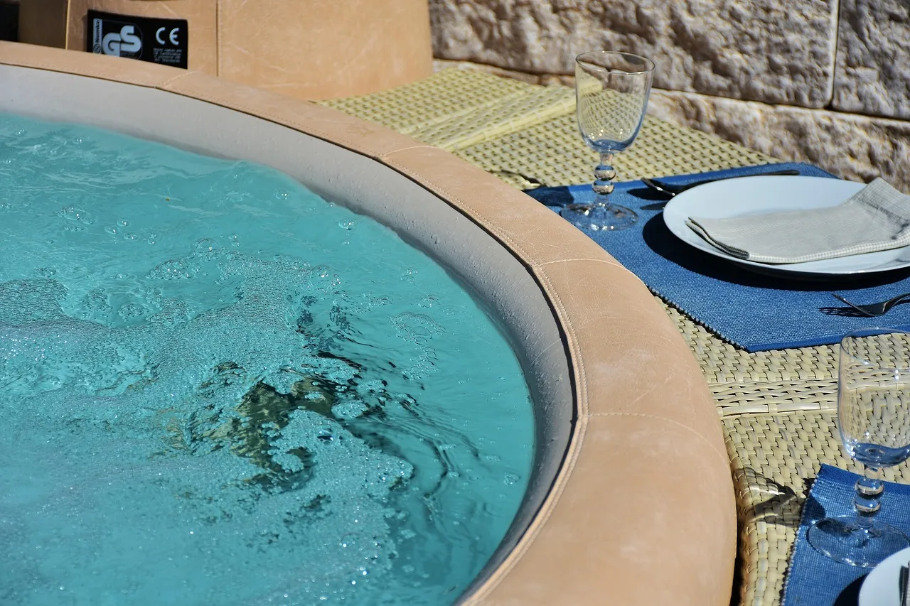 Jakuzi ve açık hava lüks spa fotoğrafı