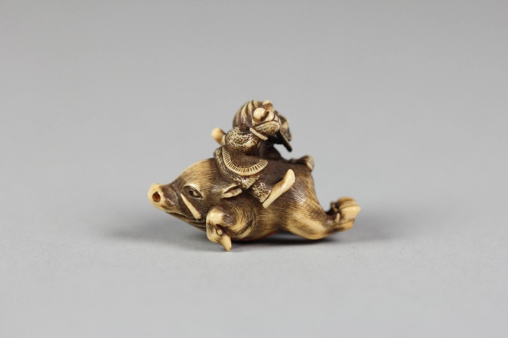 Japon Netsuke Sanatı: Domuz Sırtında Seyahat Eden Figür Oyma Eseri