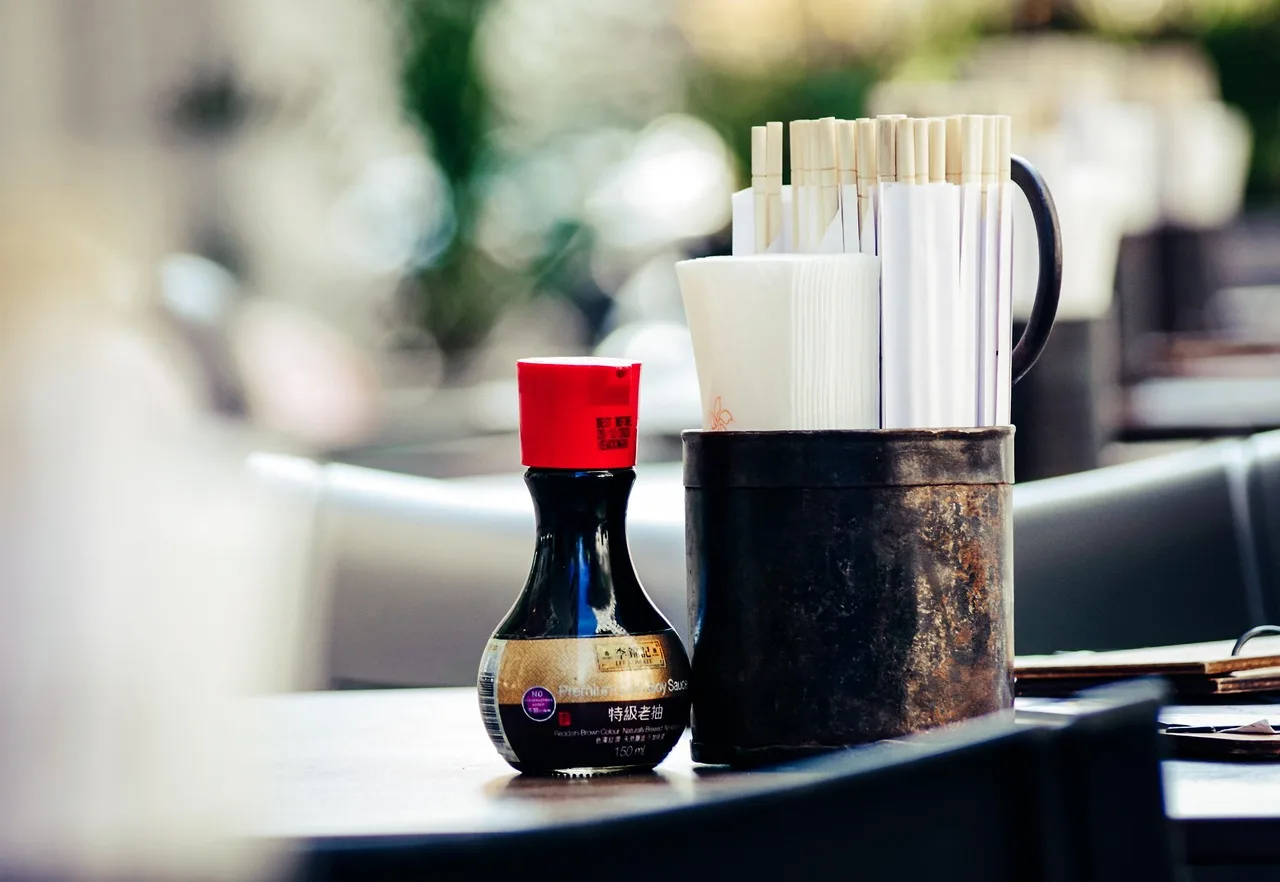 Japon restoranı öğle yemeği soya soslu çubuk fotoğrafı