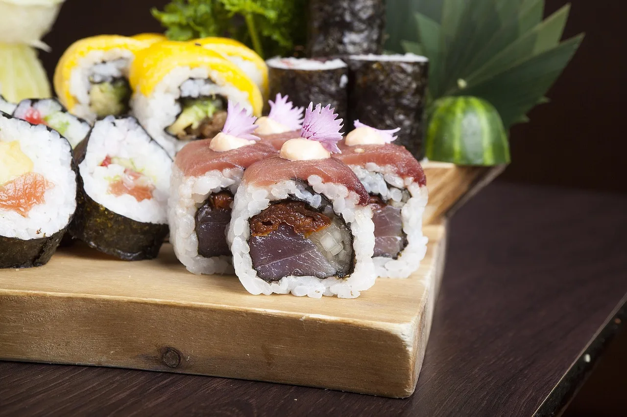 Japon suşi tabağı - somon ve ton balıklı roll Japon suşi tabağı - somon ve ton balıklı roll