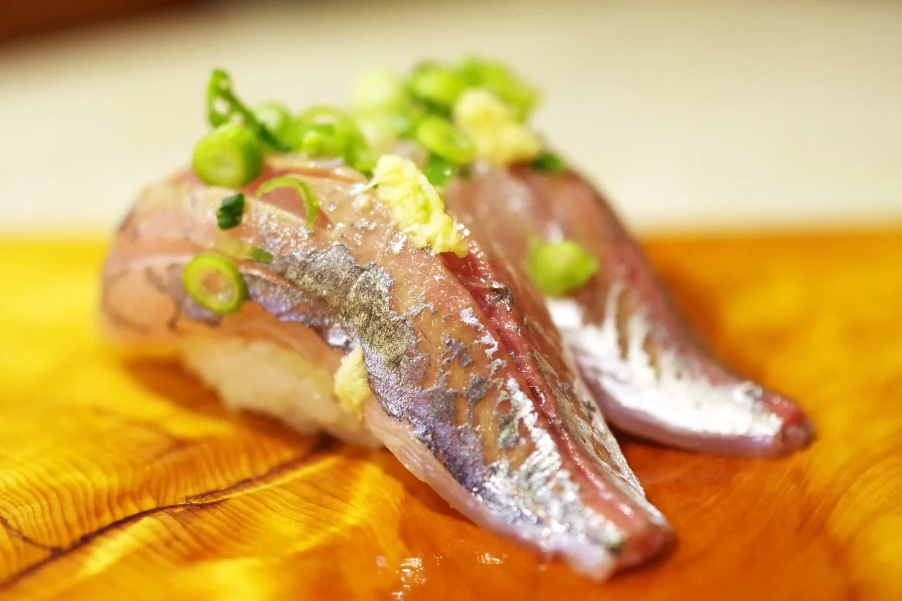 Japon uskumru sushi tabağı taze deniz ürünleri