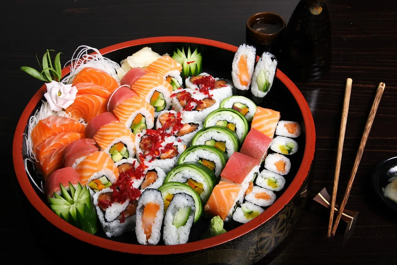 Japon usulü sushi tabağı - taze balık ve pirinç