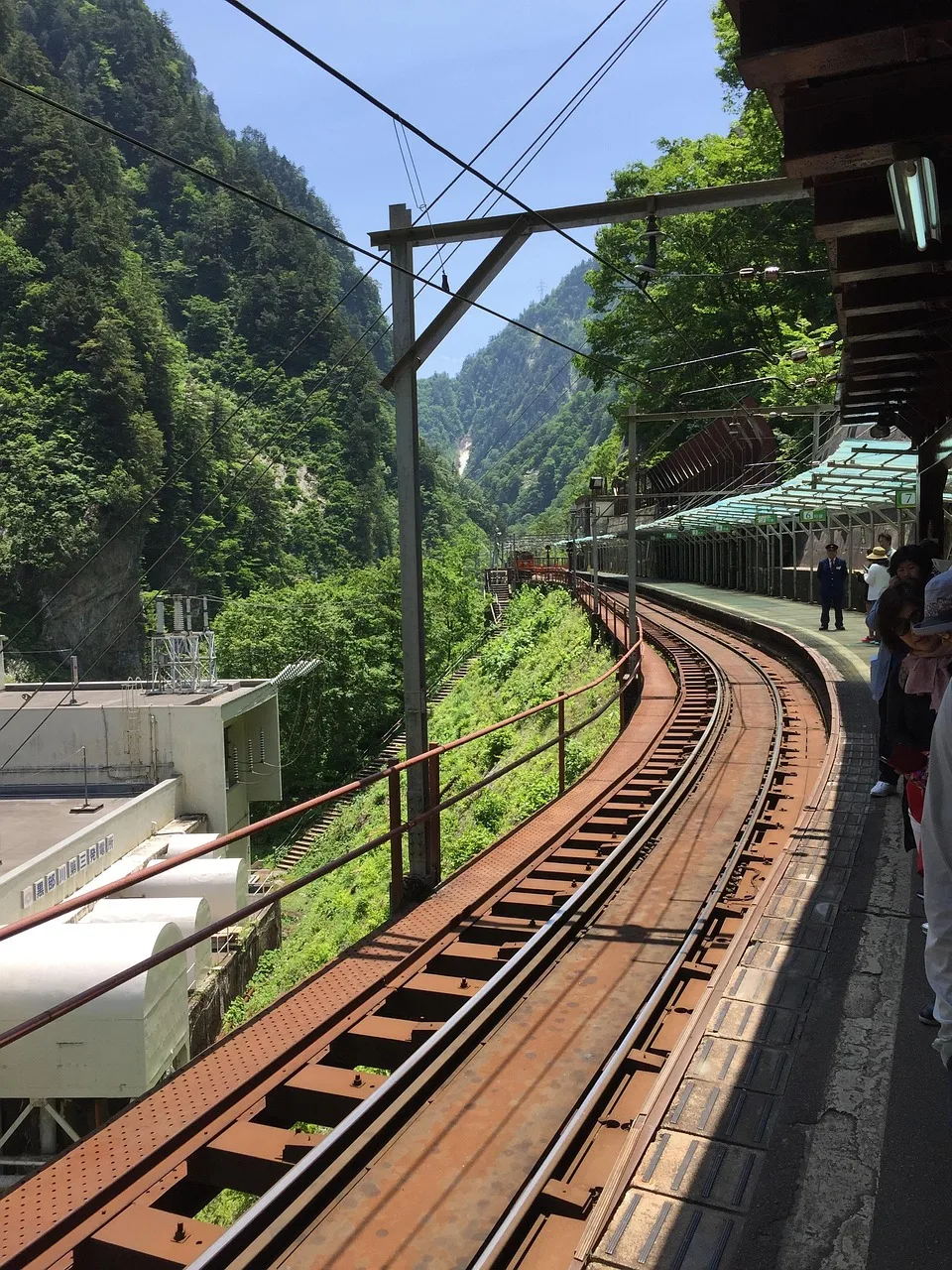 Japonya'da tren yolu dağ manzarası - doğa turizmi
