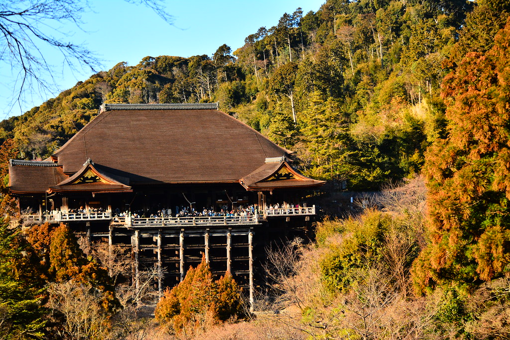 Japonya Kyoto'da Sonbaharın Renkleriyle Kaplı Tarihi Ahşap Tapınak Manzarası