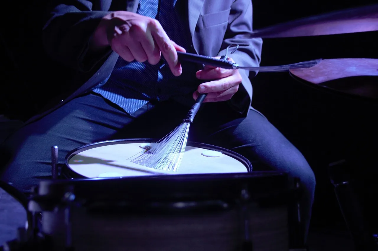 Jazz davulcusu genç müzisyen sahne performansı