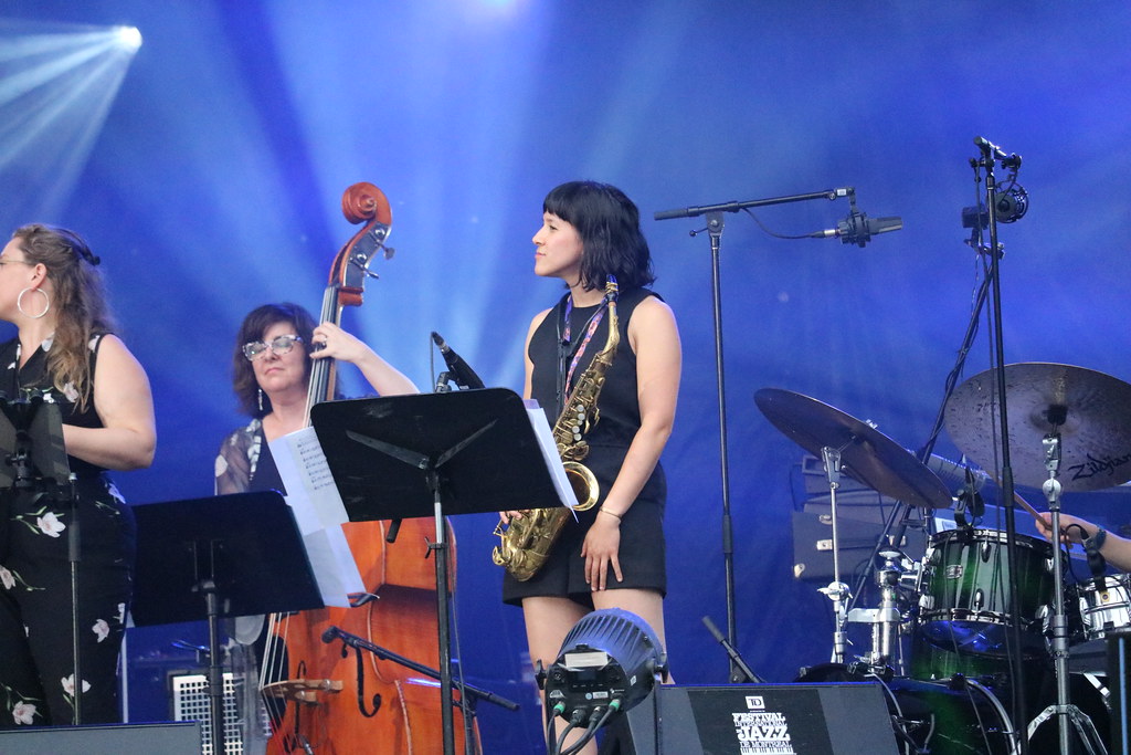 Jazz festivalinde kadın müzisyenlerin canlı sahne performansı ve mavi ışıklar
