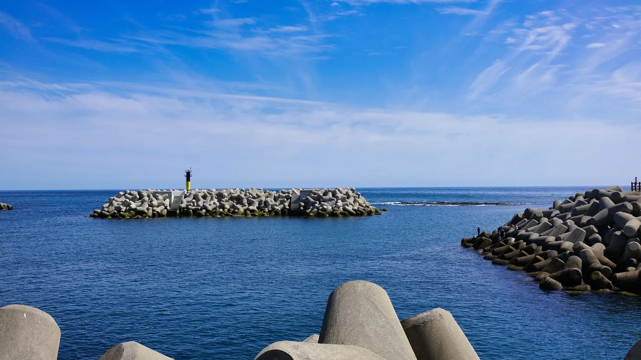 Jeju Adası dalgakıran ve deniz feneri manzarası