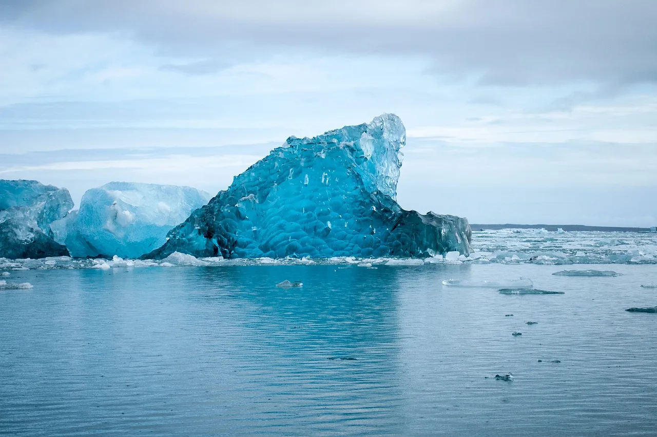 Jökulsárlón buzul gölü mavi buz ve su manzarası