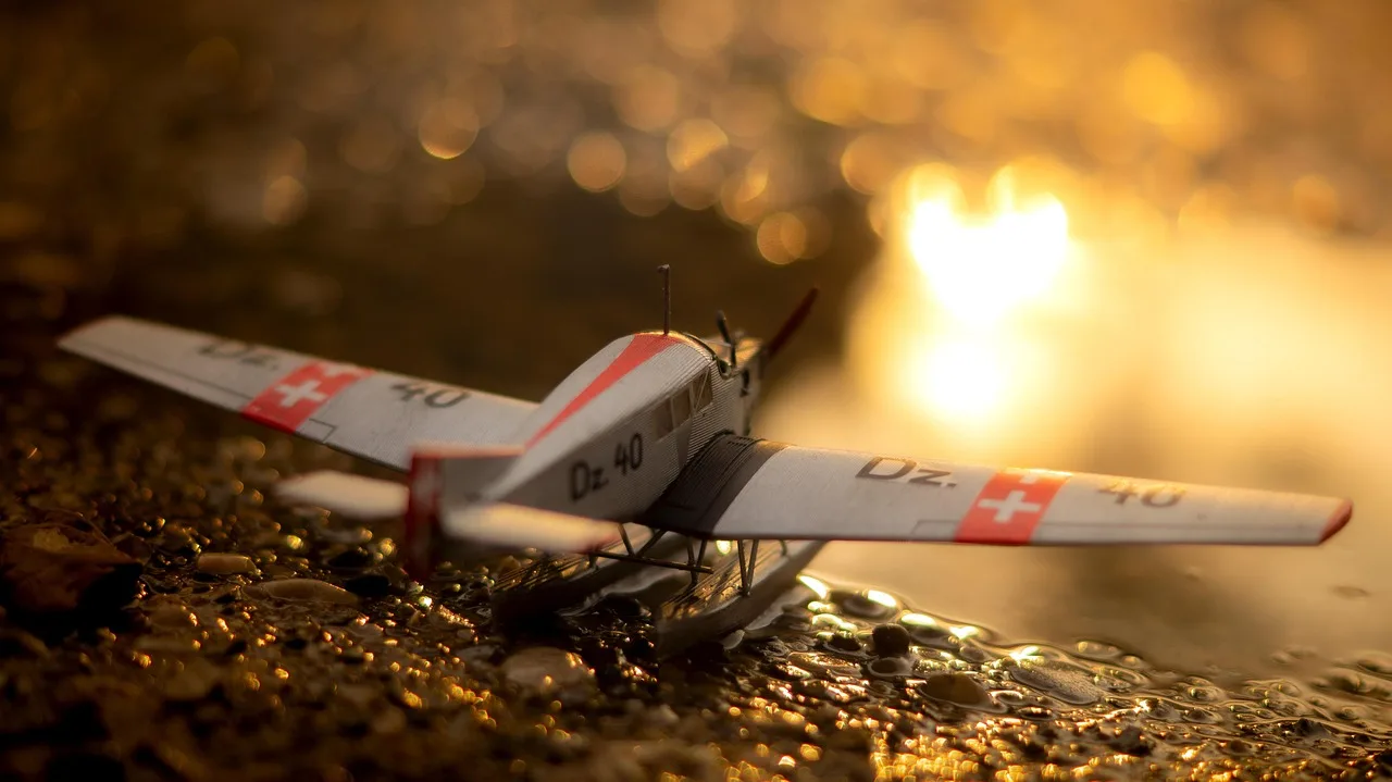 Junkers F13 model uçak miniati - gün batımı