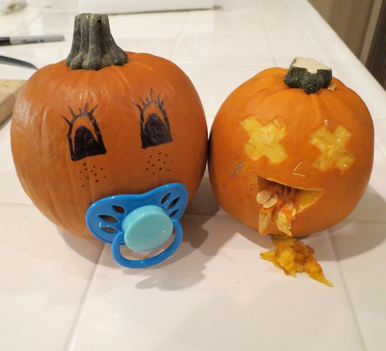 Kabak süslemeli bebek emzikli halloween fotoğrafı