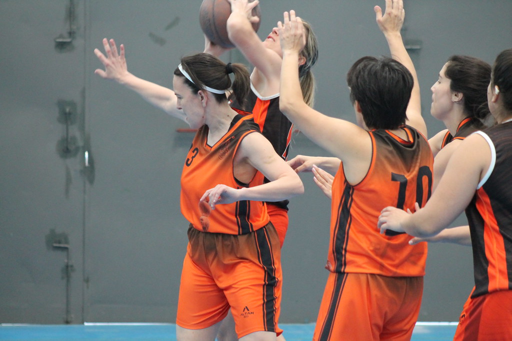 Kadın Basketbol Takımının Maçında Yaşanan Heyecanlı Top Mücadelesi Anı