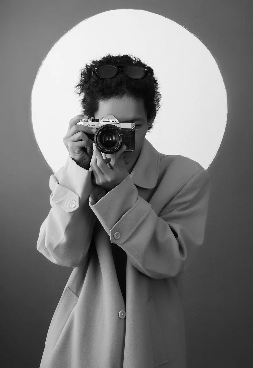 Kadın ceketli genç fotoğrafçı portre fotoğrafı