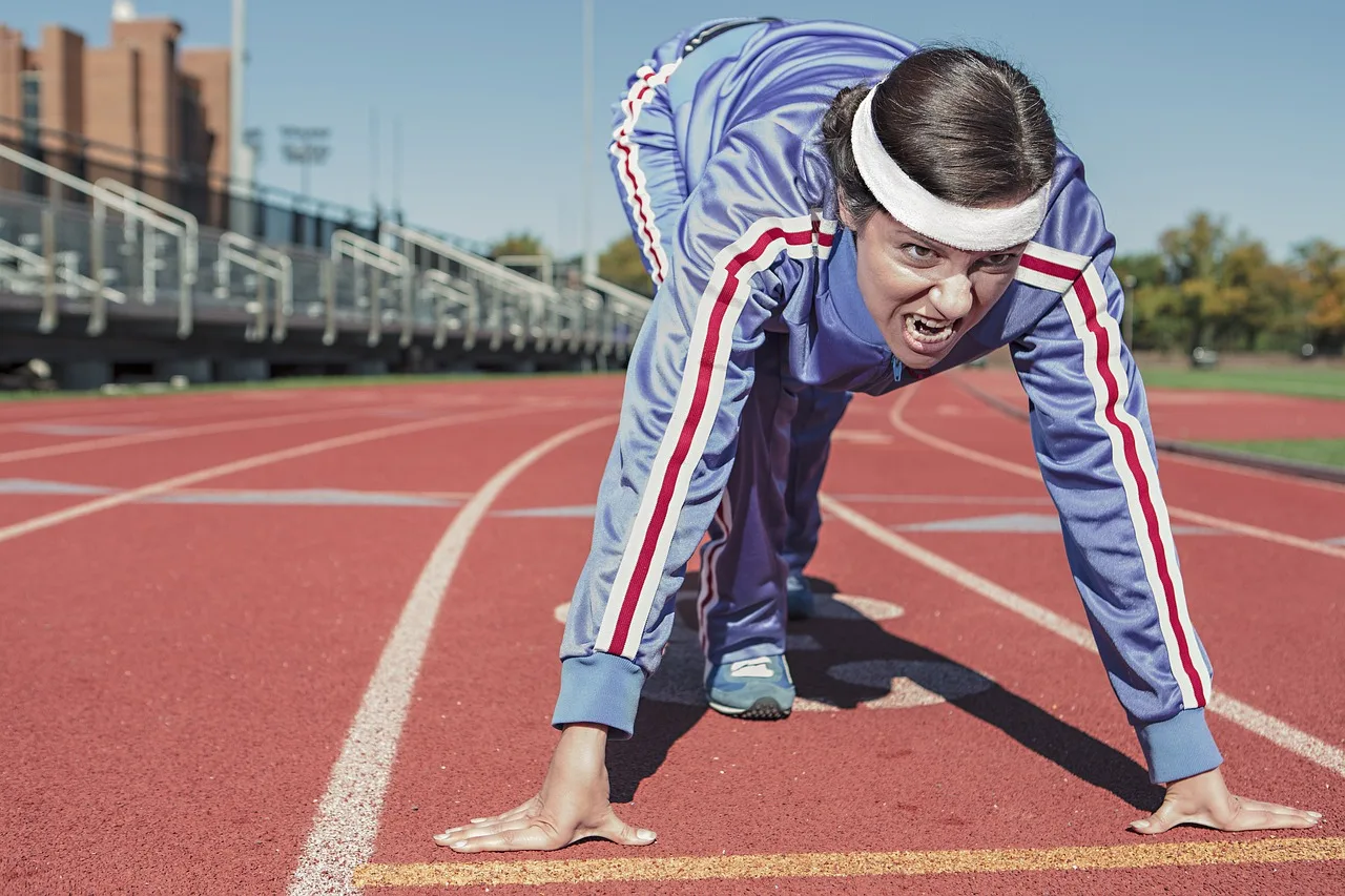 Kadın koşucu sprint anı - dinamik spor fotoğrafı