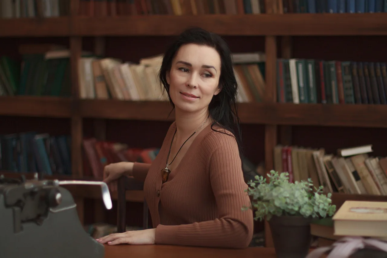 Kadın kütüphane içinde kitap okurken - eğitim