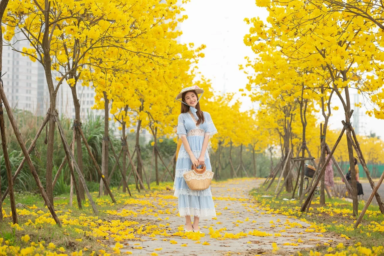 Kadın model parkta moda fotoğrafı