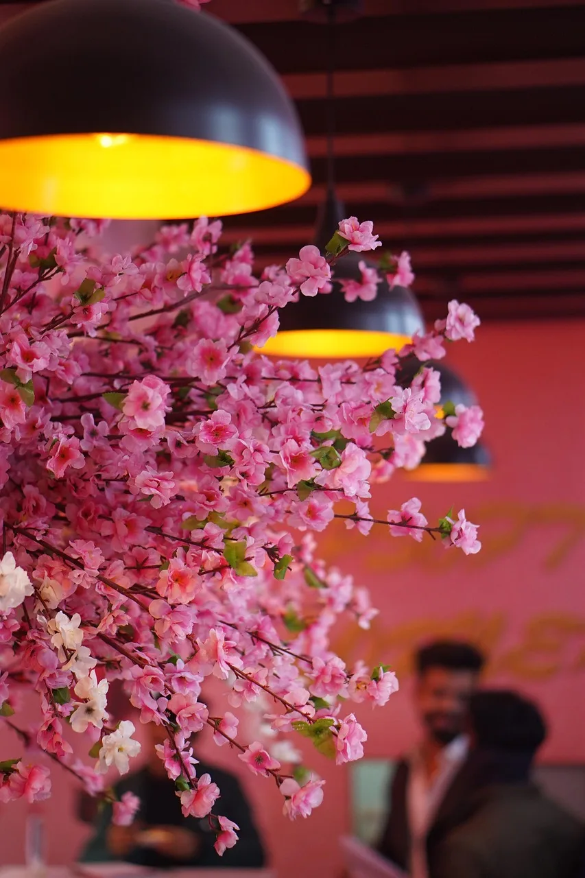 Kafe dekorasyonlu çiçekli kahvaltı masası