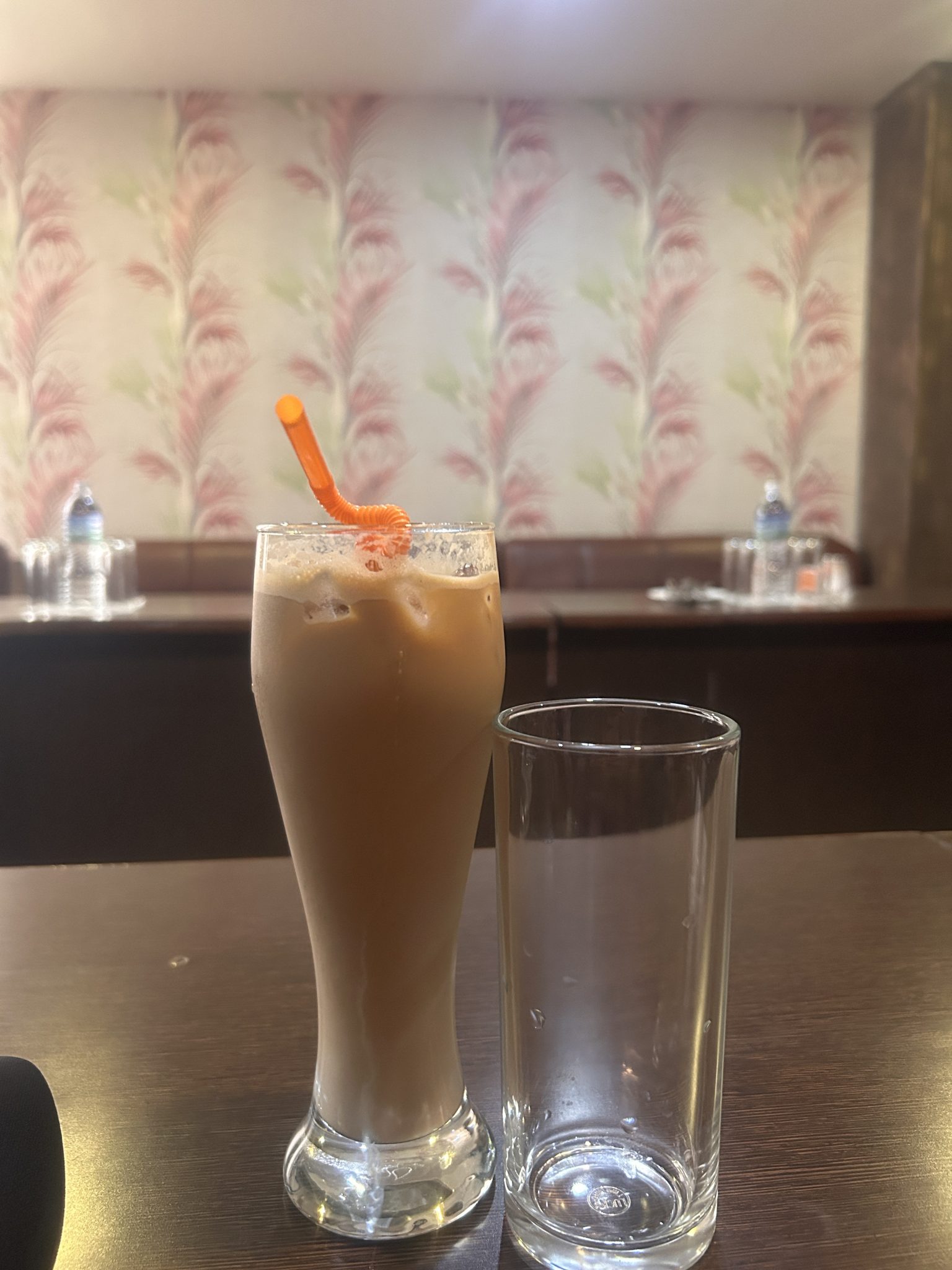 Kafe Ortamında Buzlu Soğuk Kahve ve Yanında Su Bardağıyla Huzurlu An Kafe Ortamında Buzlu Soğuk Kahve ve Yanında Su Bardağıyla Huzurlu An