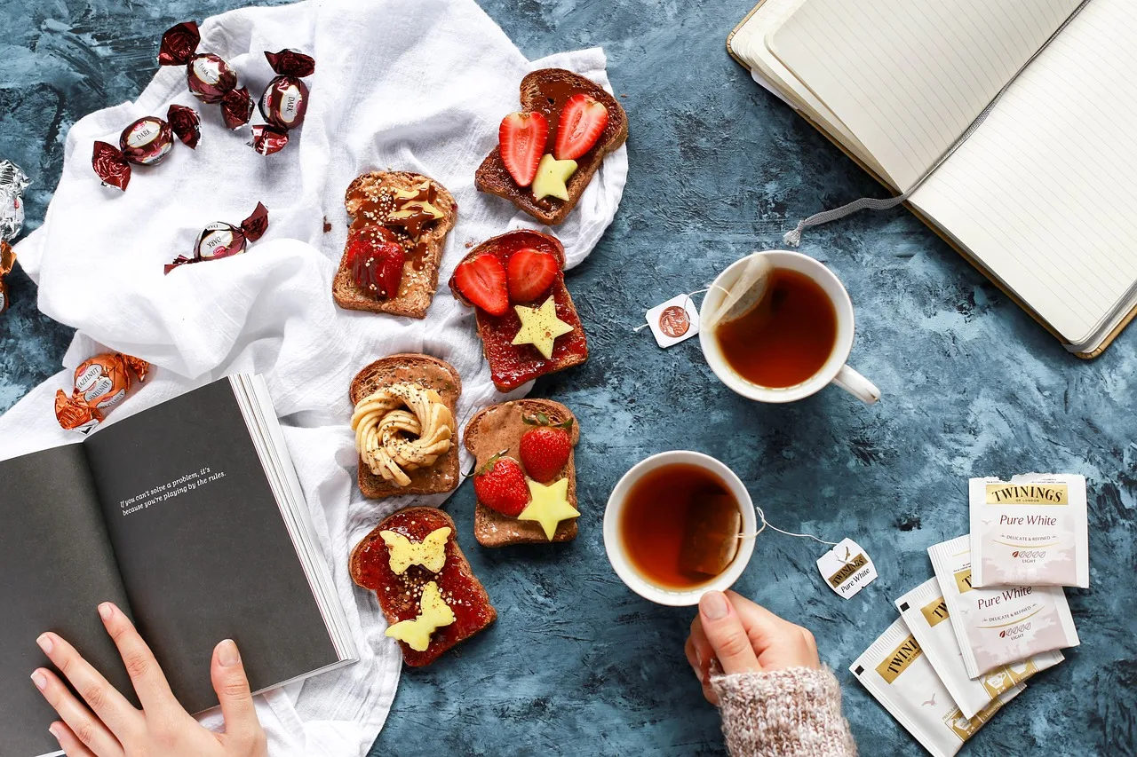 Kahvaltı masasında çay ve tost – stil sahibi yemek fotoğrafı